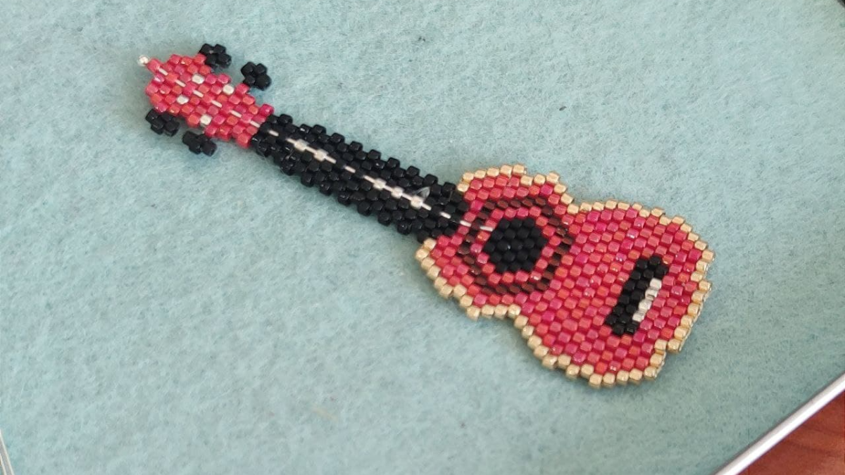 Weaving musical instrument Ukulele beads Miyuki Delicas : Step 4