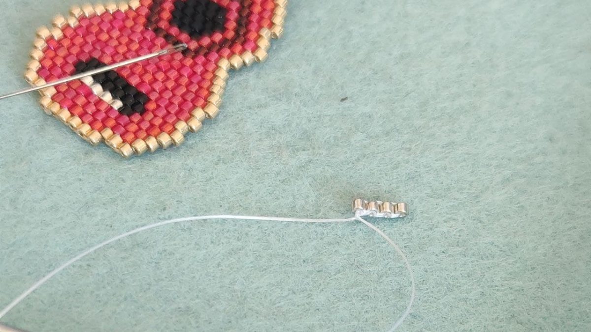 Weaving musical instrument Ukulele beads Miyuki Delicas : Step 6