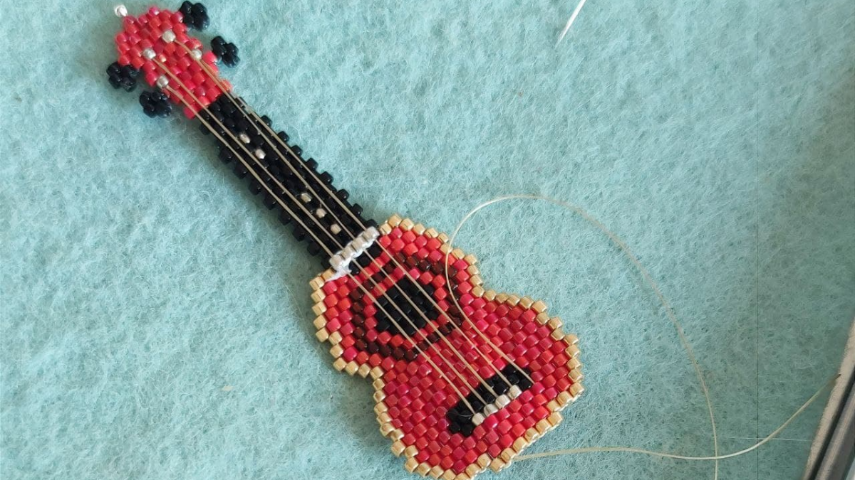 Weaving musical instrument Ukulele beads Miyuki Delicas : Step 8
