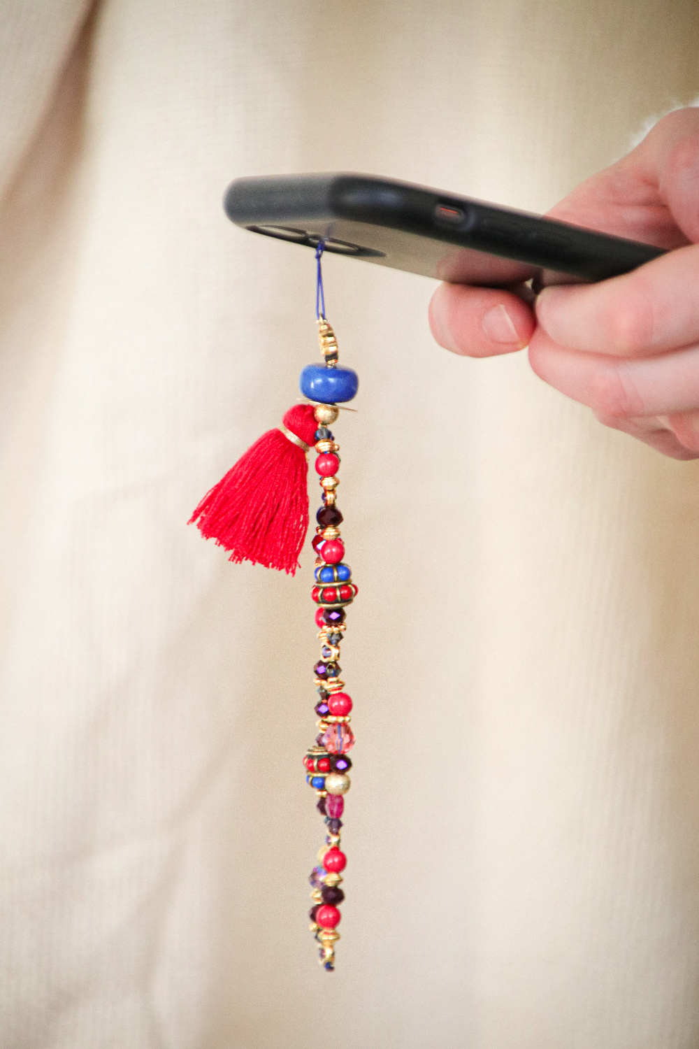 Schema DIY Cell phone jewelry with ethnic beads, Purecrystal crystals, gemstones and pompon Schema DIY Cell phone jewelry with ethnic beads, Purecrystal crystals, gemstones and pompon