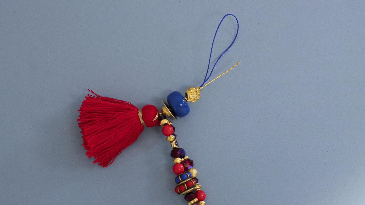 DIY Cell phone jewelry with ethnic beads, Purecrystal crystals, gemstones and pompon : Step 5 DIY Cell phone jewelry with ethnic beads, Purecrystal crystals, gemstones and pompon : Step 5