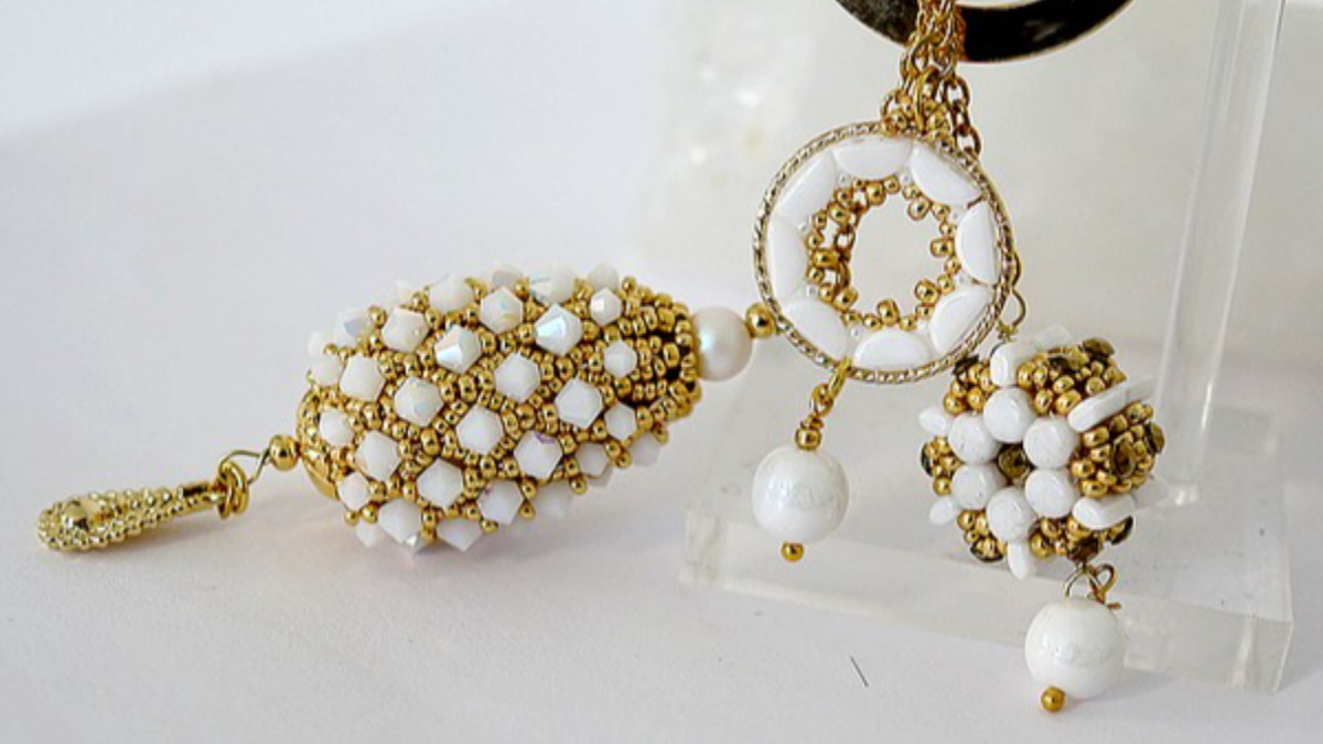 Schema DIY Victoria, Lea and Donuts beaded bag jewelry by Puca and Jesse and Jack wooden stand Schema DIY Victoria, Lea and Donuts beaded bag jewelry by Puca and Jesse and Jack wooden stand