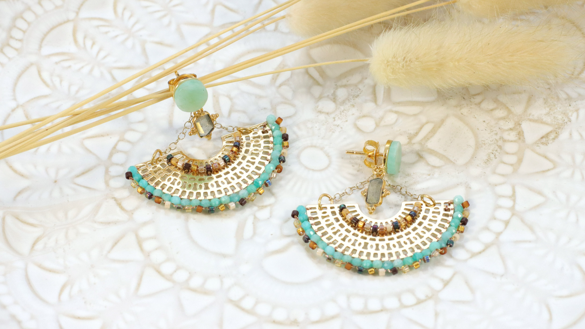 Schema  Half moon earrings with amazonite beads and Miyuki delicas 11/0