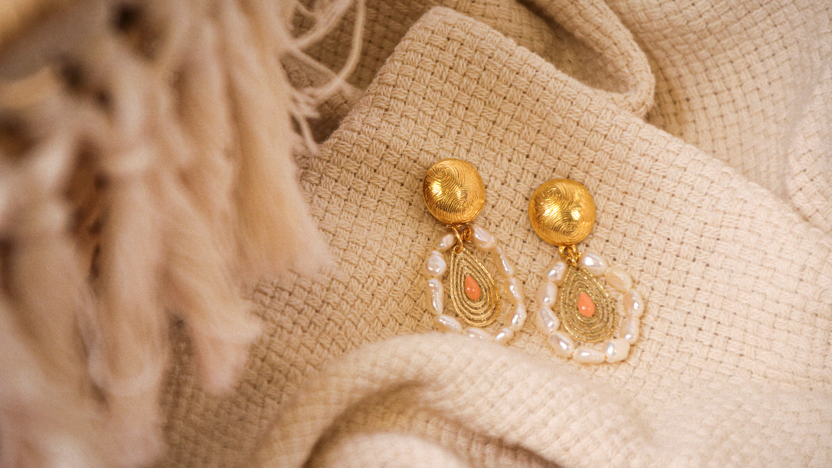 Schema DIY Bohemian chic earrings with openwork drop charm and freshwater pearls Schema DIY Bohemian chic earrings with openwork drop charm and freshwater pearls