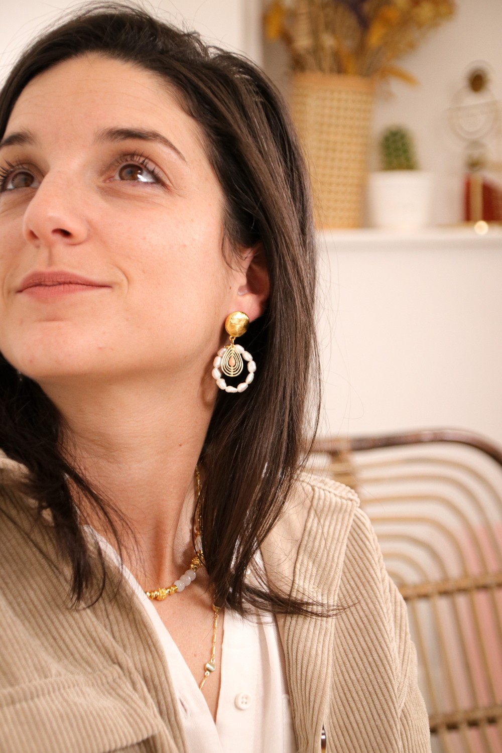 Schema DIY Bohemian chic earrings with openwork drop charm and freshwater pearls Schema DIY Bohemian chic earrings with openwork drop charm and freshwater pearls