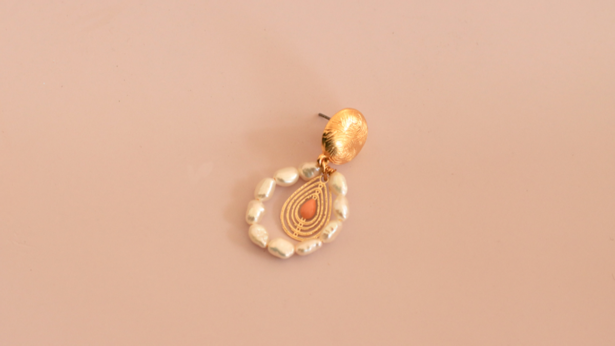 DIY Bohemian chic earrings with openwork drop charm and freshwater pearls : Step 4 DIY Bohemian chic earrings with openwork drop charm and freshwater pearls : Step 4