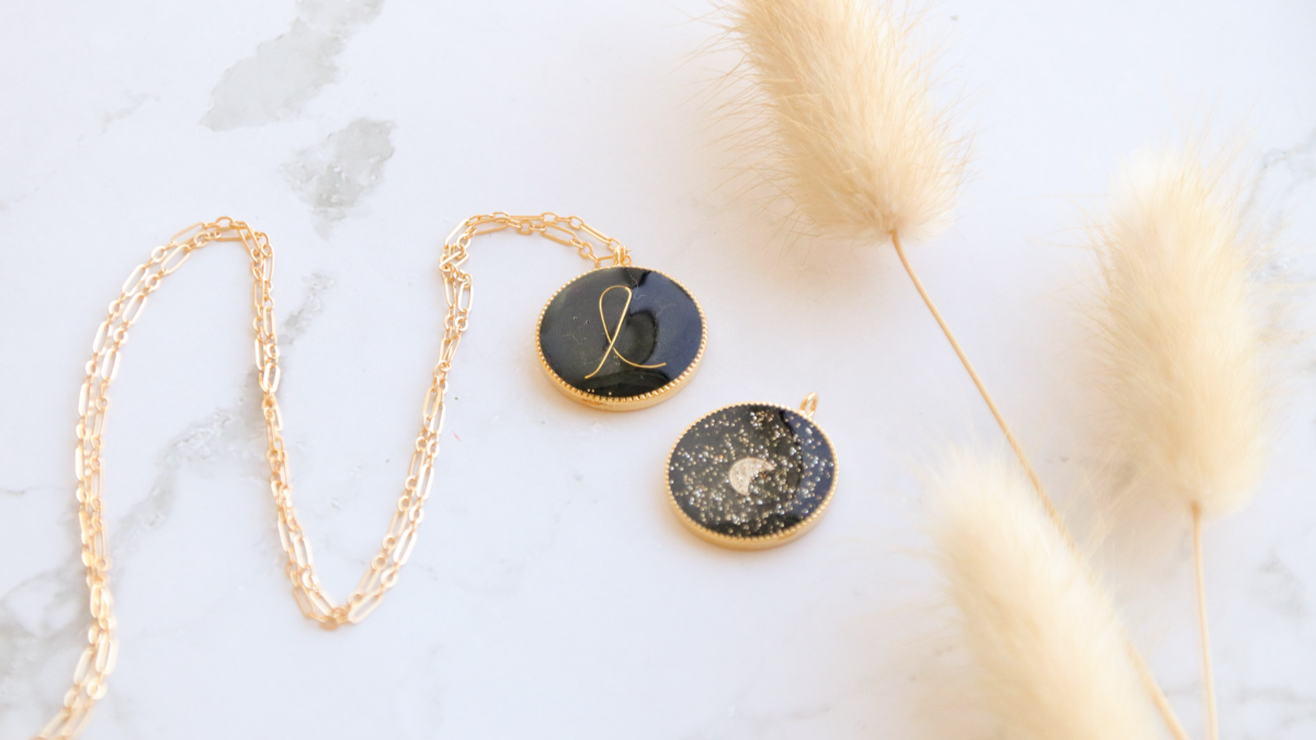 Epoxy resin medallion with wire letter