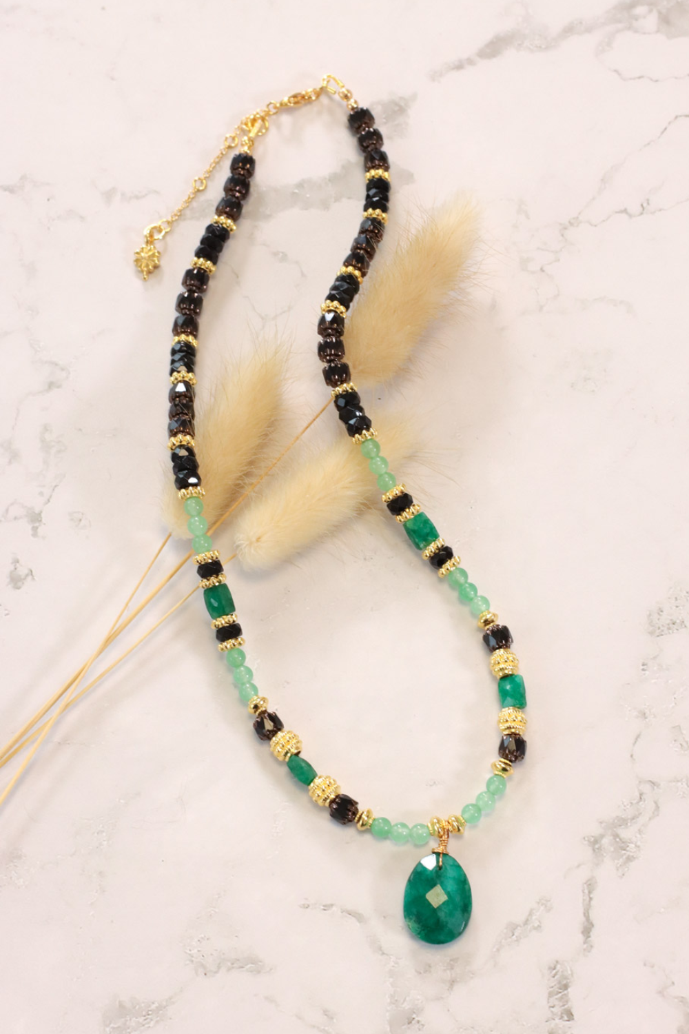 Schema  Necklace pendant imitation emerald and antique faceted glass beads