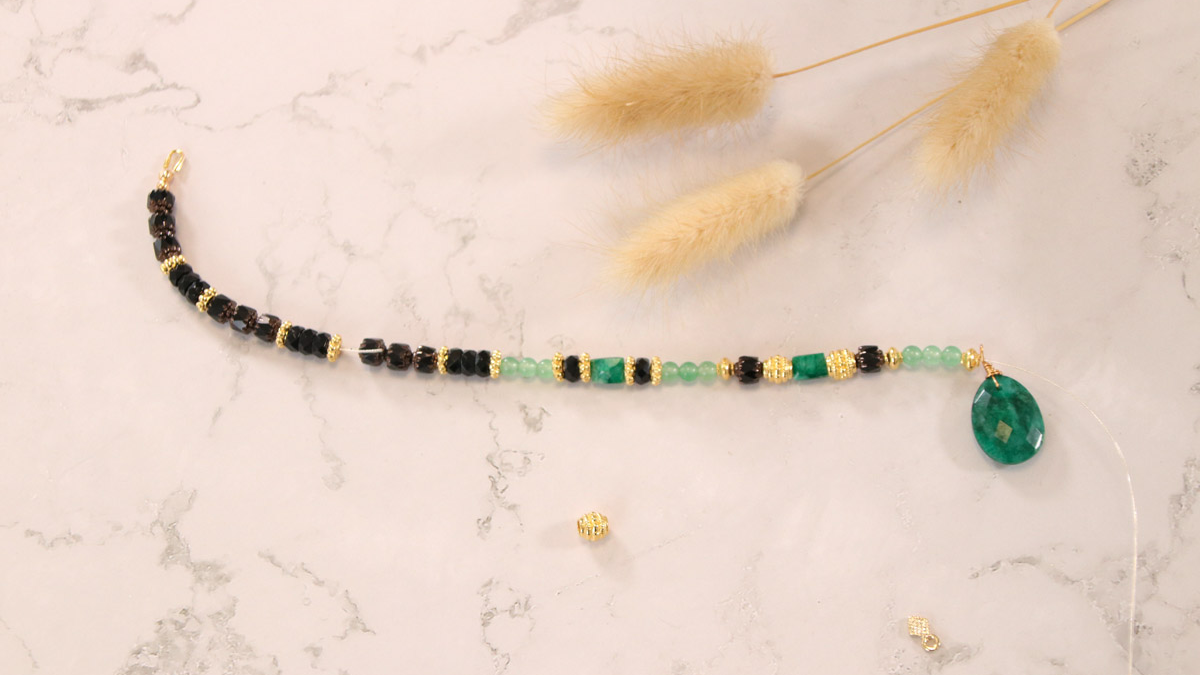 Necklace pendant imitation emerald and antique faceted glass beads : Step 7