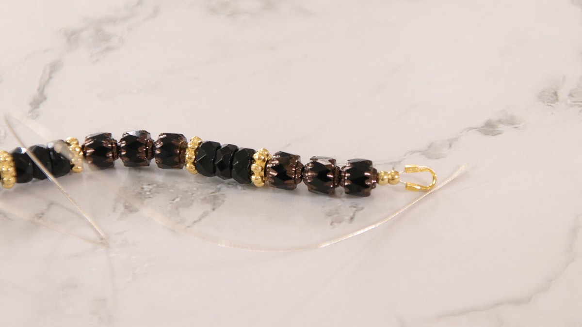 Necklace pendant imitation emerald and antique faceted glass beads : Step 8