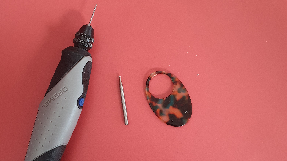 Original resin pendant earrings with natural Amazonite stones : Step 1