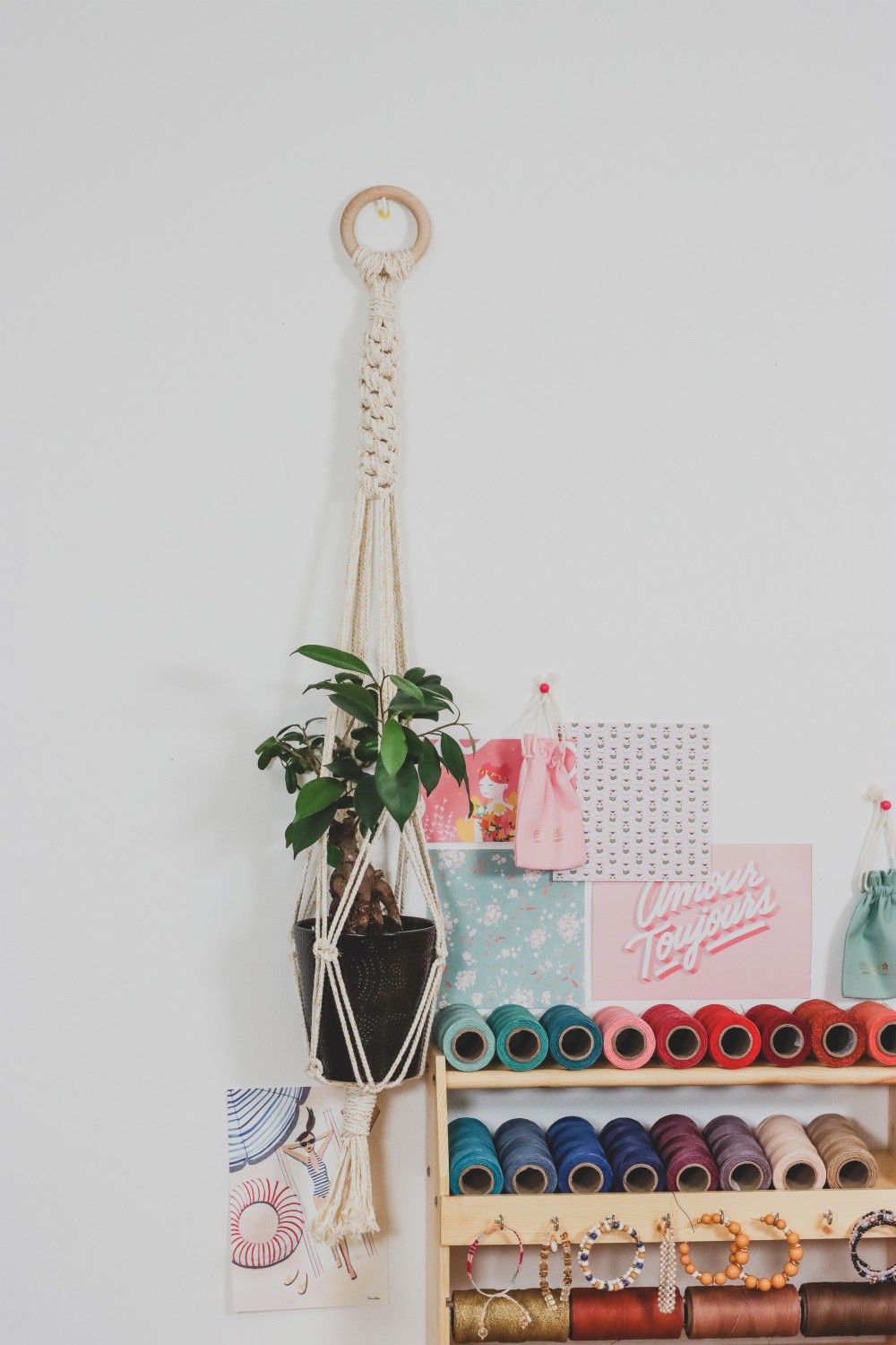 Macramé rope plant suspension