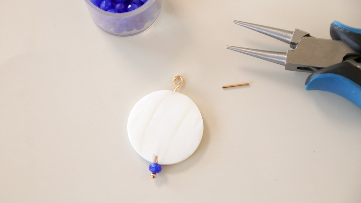 Mother of pearl and cobalt blue pearl Soleil earrings : Step 1 Mother of pearl and cobalt blue pearl Soleil earrings : Step 1