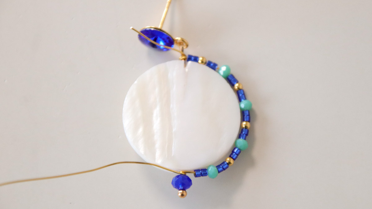 Mother of pearl and cobalt blue pearl Soleil earrings : Step 3 Mother of pearl and cobalt blue pearl Soleil earrings : Step 3