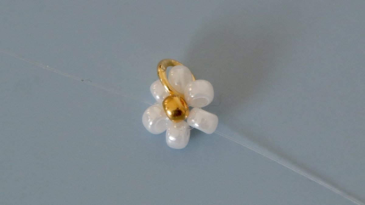 Bracelet with pearl daisy charms : Step 2