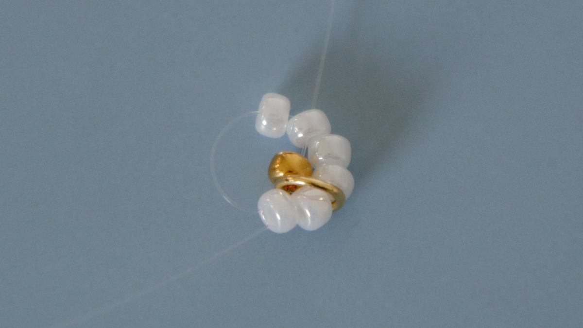 Bracelet with pearl daisy charms : Step 3