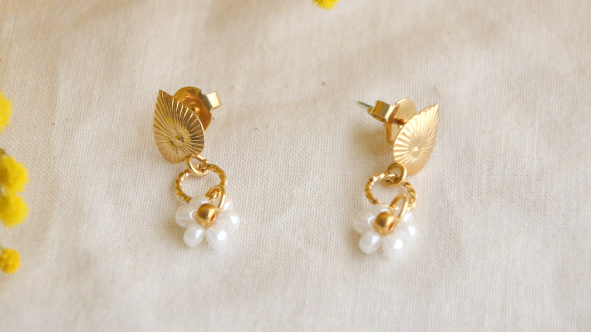 Bracelet with pearl daisy charms : Step 6