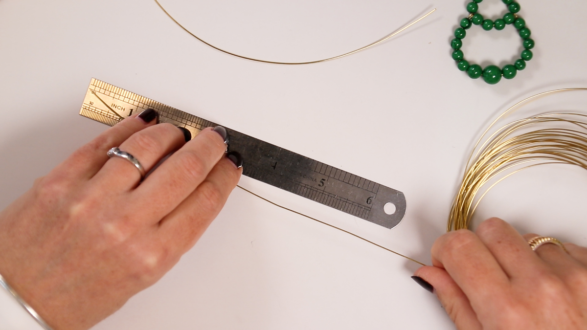 Vintage earrings double creoles in green pearls : Step 2