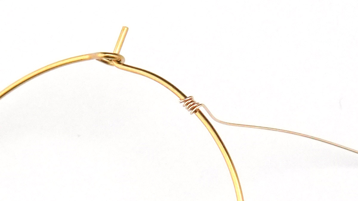 Gold plated stainless steel hoop earrings with Tourmaline beads : Step 1