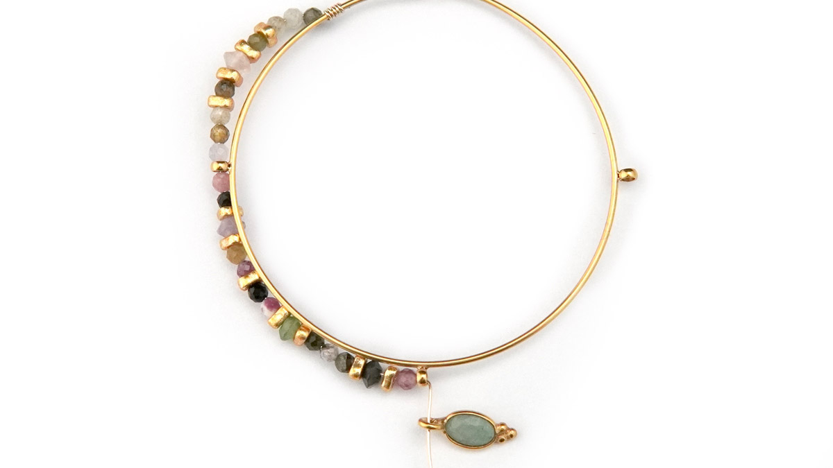 Gold plated stainless steel hoop earrings with Tourmaline beads : Step 3