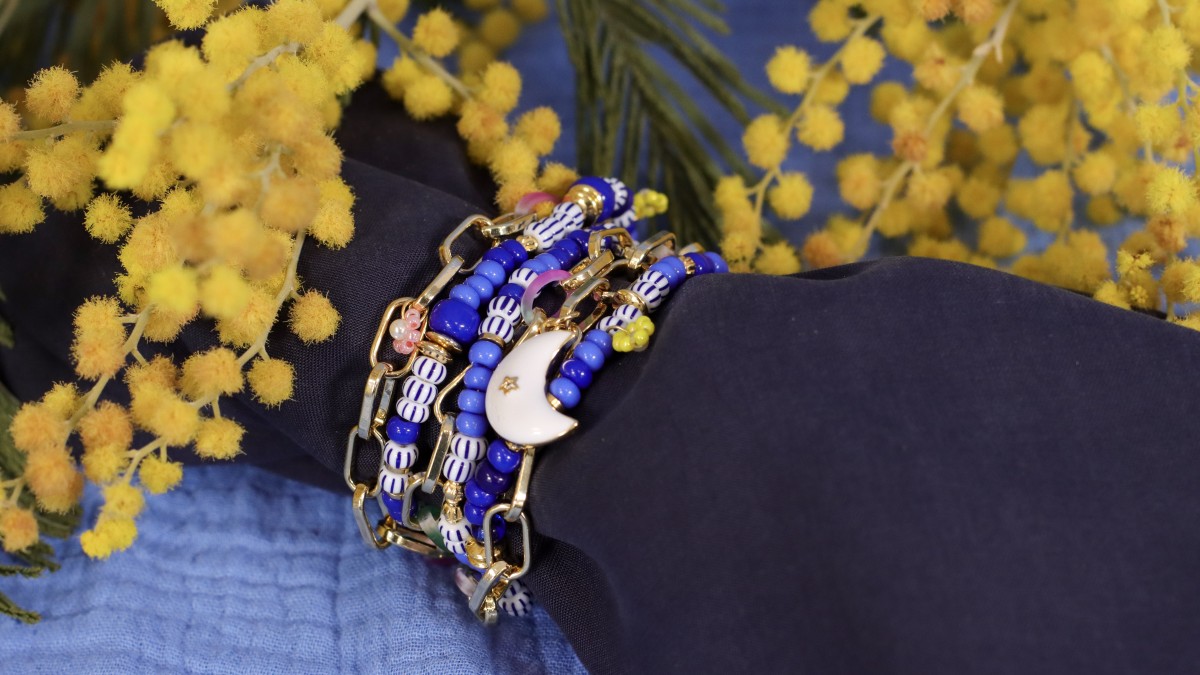 Schema Multi-strand bracelet with seed beads and daisy flowers Schema Multi-strand bracelet with seed beads and daisy flowers