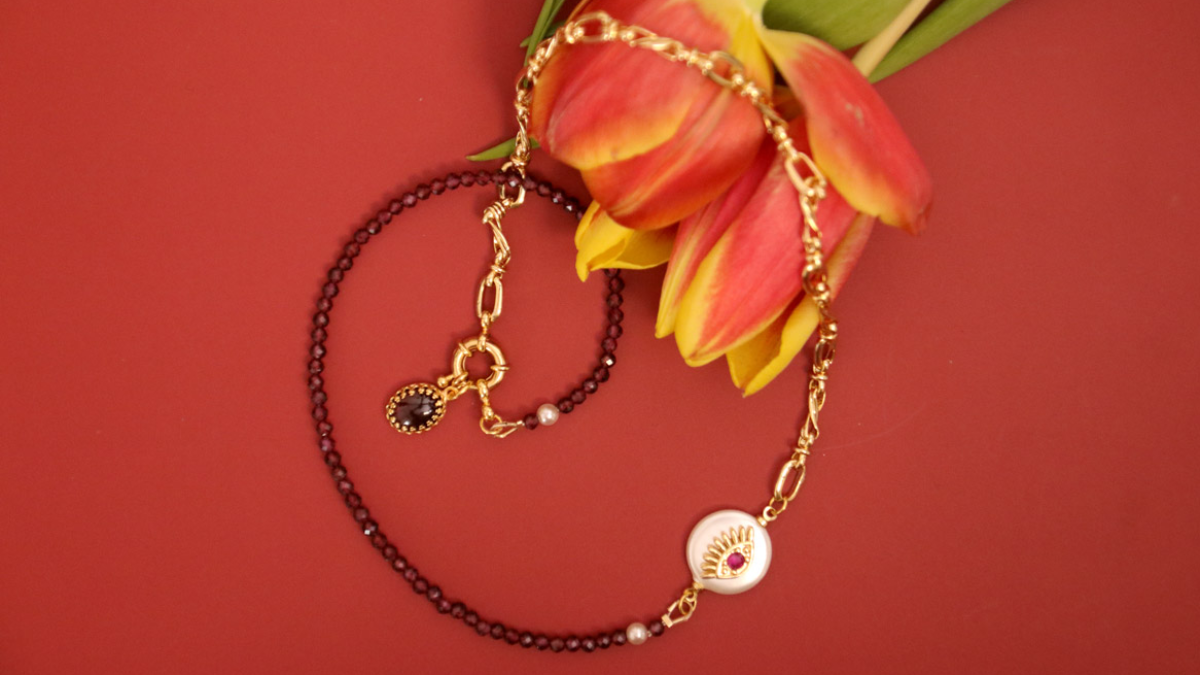 Necklace with gold chain and garnet beads