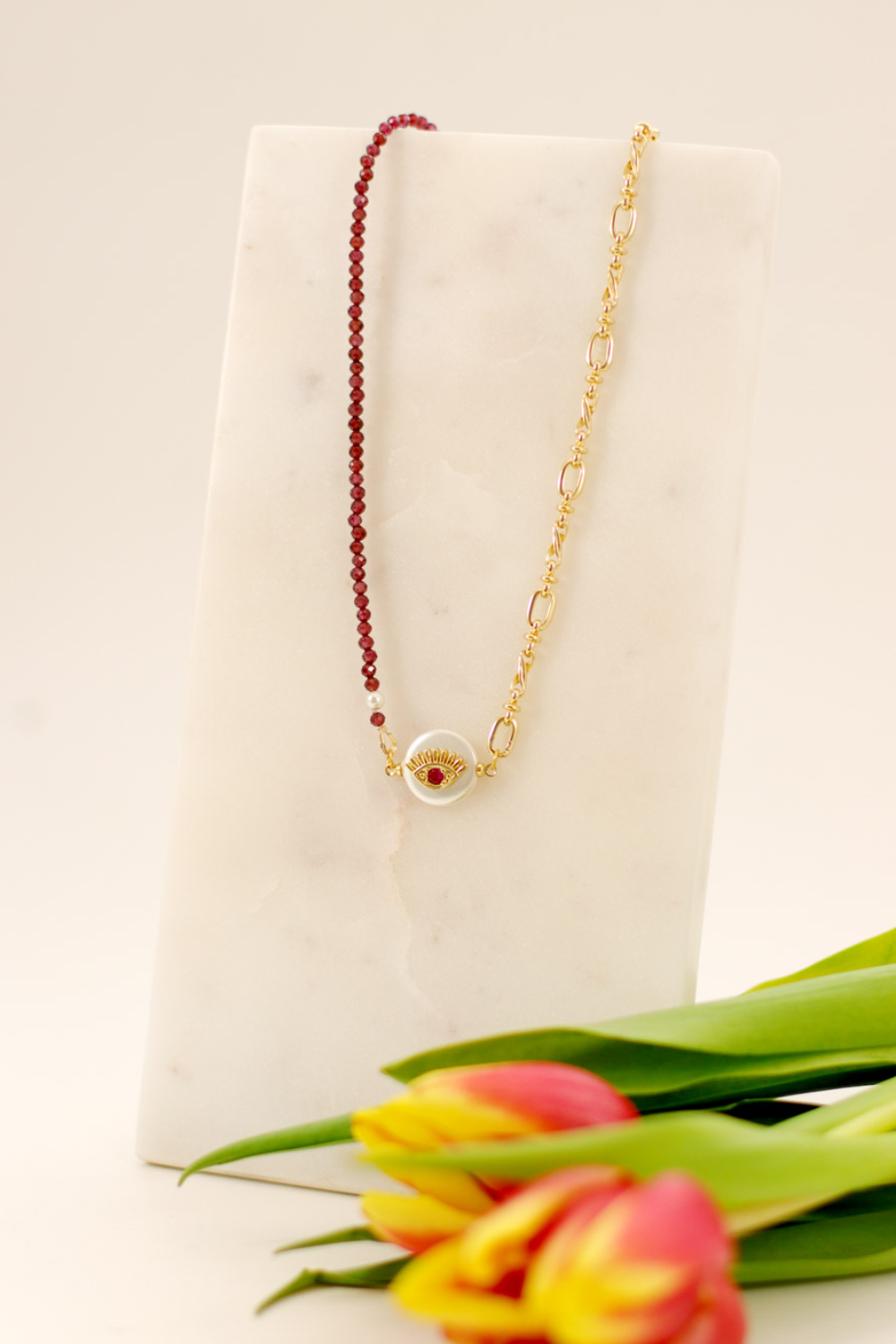 Schema  Necklace with gold chain and garnet beads