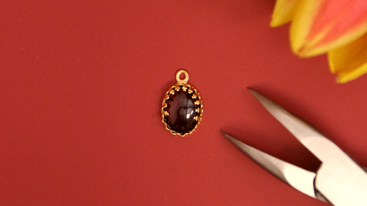 Necklace with gold chain and garnet beads : Step 1