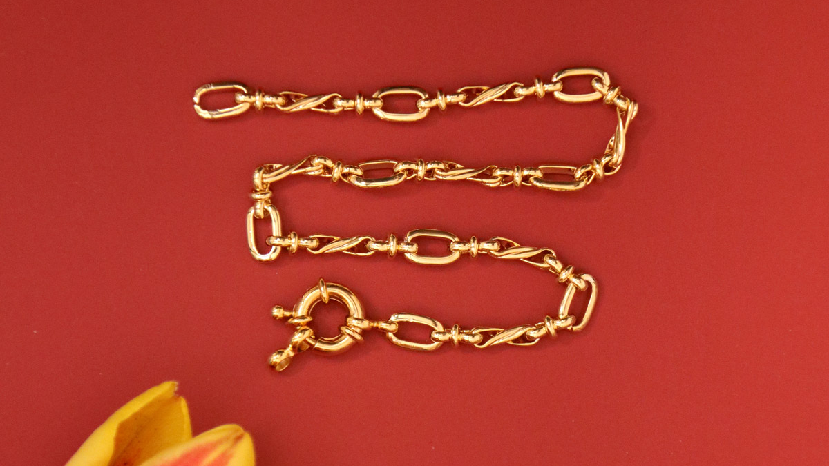 Necklace with gold chain and garnet beads : Step 2