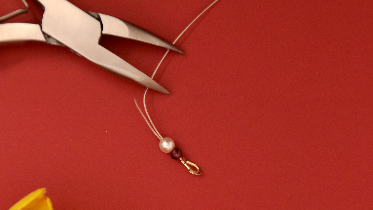 Necklace with gold chain and garnet beads : Step 3