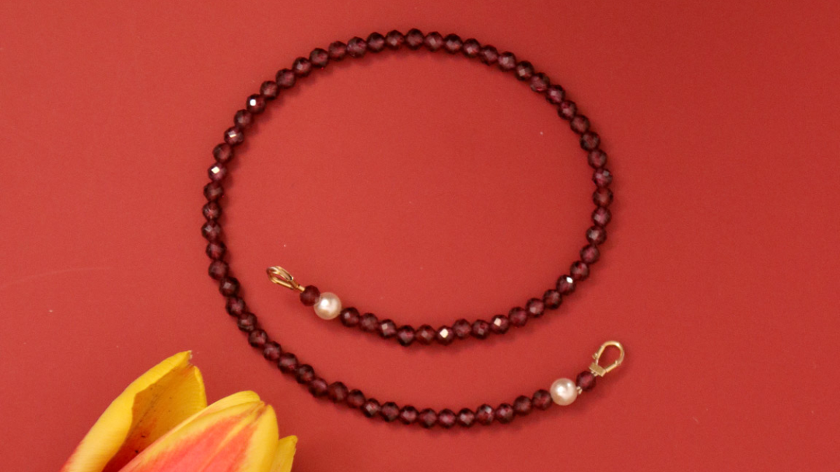 Necklace with gold chain and garnet beads : Step 4