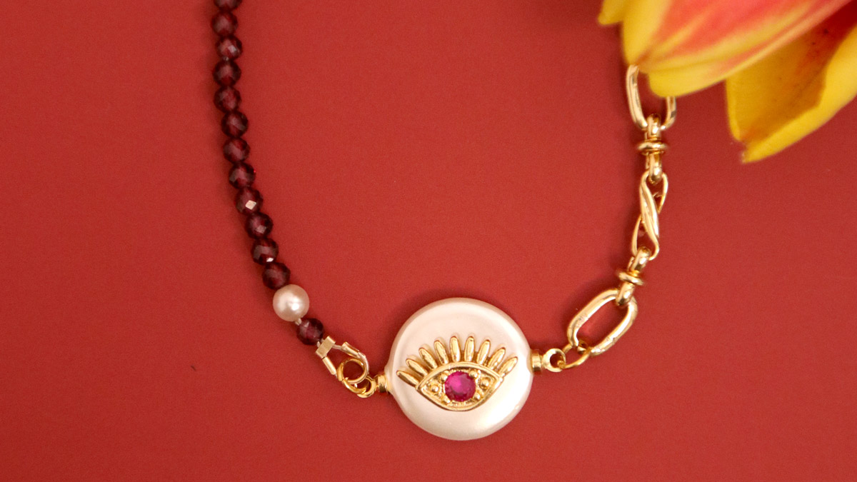 Necklace with gold chain and garnet beads : Step 5