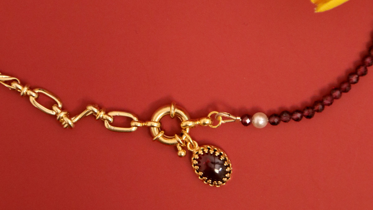 Necklace with gold chain and garnet beads : Step 6