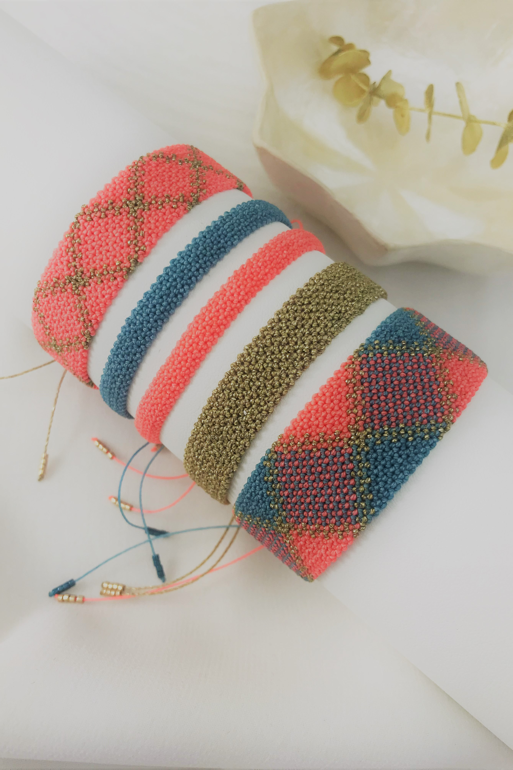 Schema  Plain or patterned bracelets in micro macramé with Linhasita waxed thread