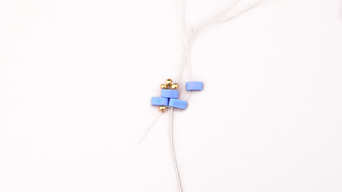 Tilas weaving bracelet with small flowers Miyuki : Step 6