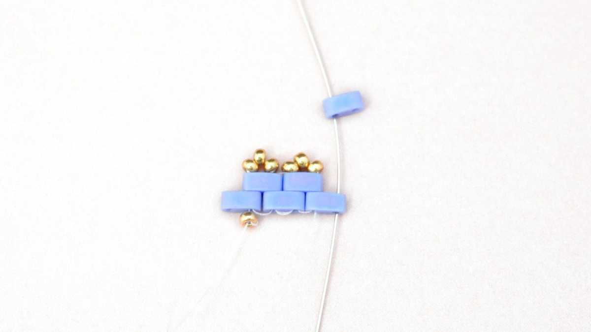 Tilas weaving bracelet with small flowers Miyuki : Step 9