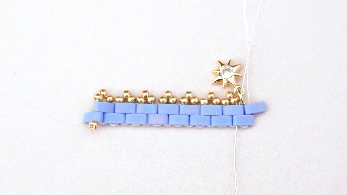 Tilas weaving bracelet with small flowers Miyuki : Step 11