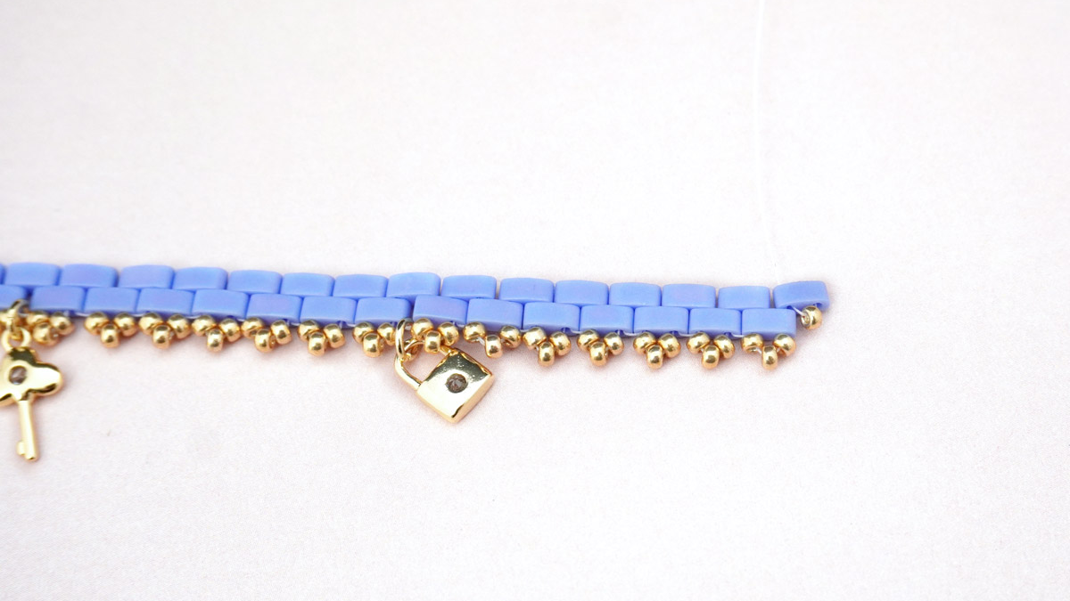 Tilas weaving bracelet with small flowers Miyuki : Step 14