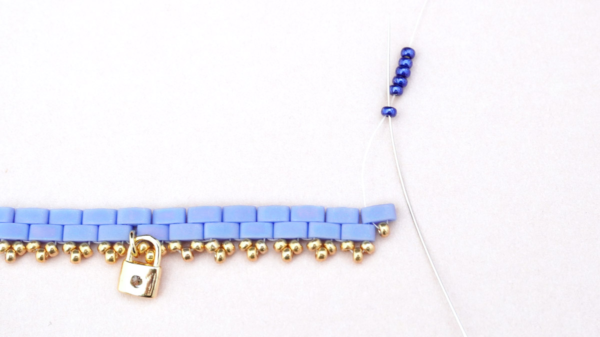 Tilas weaving bracelet with small flowers Miyuki : Step 15