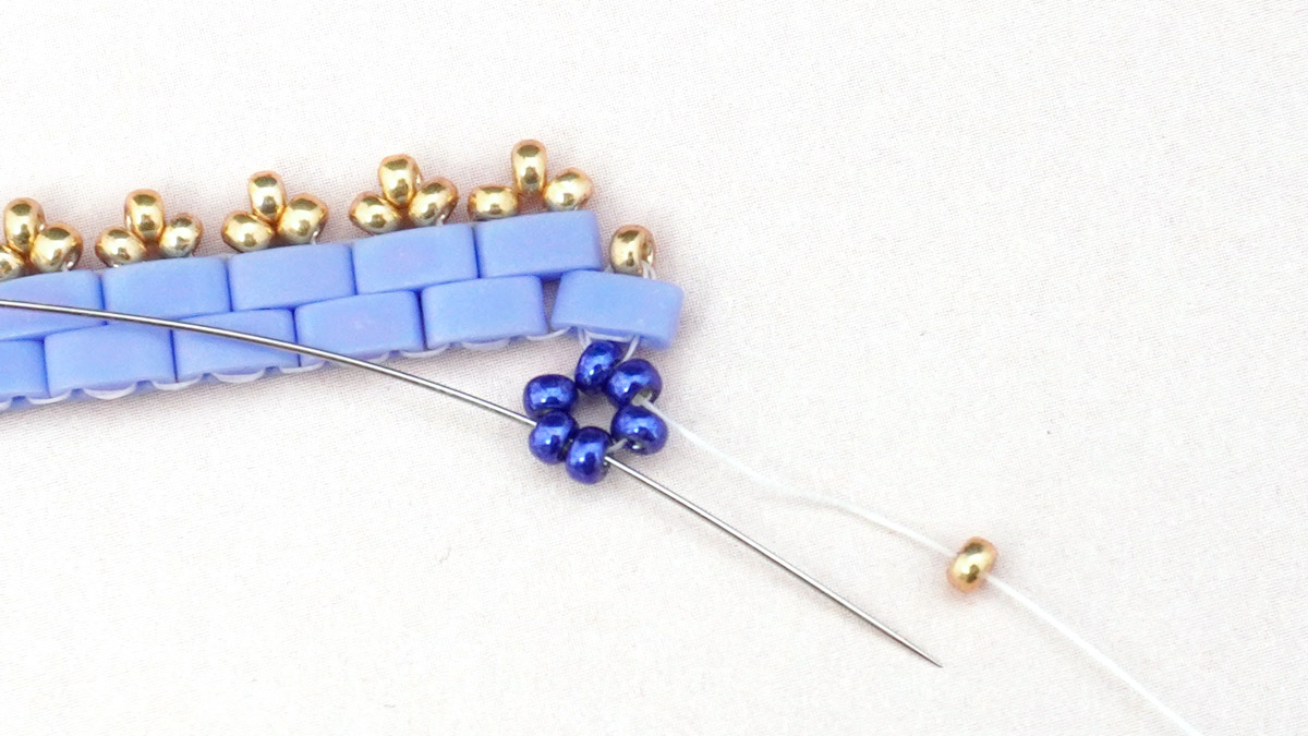 Tilas weaving bracelet with small flowers Miyuki : Step 17