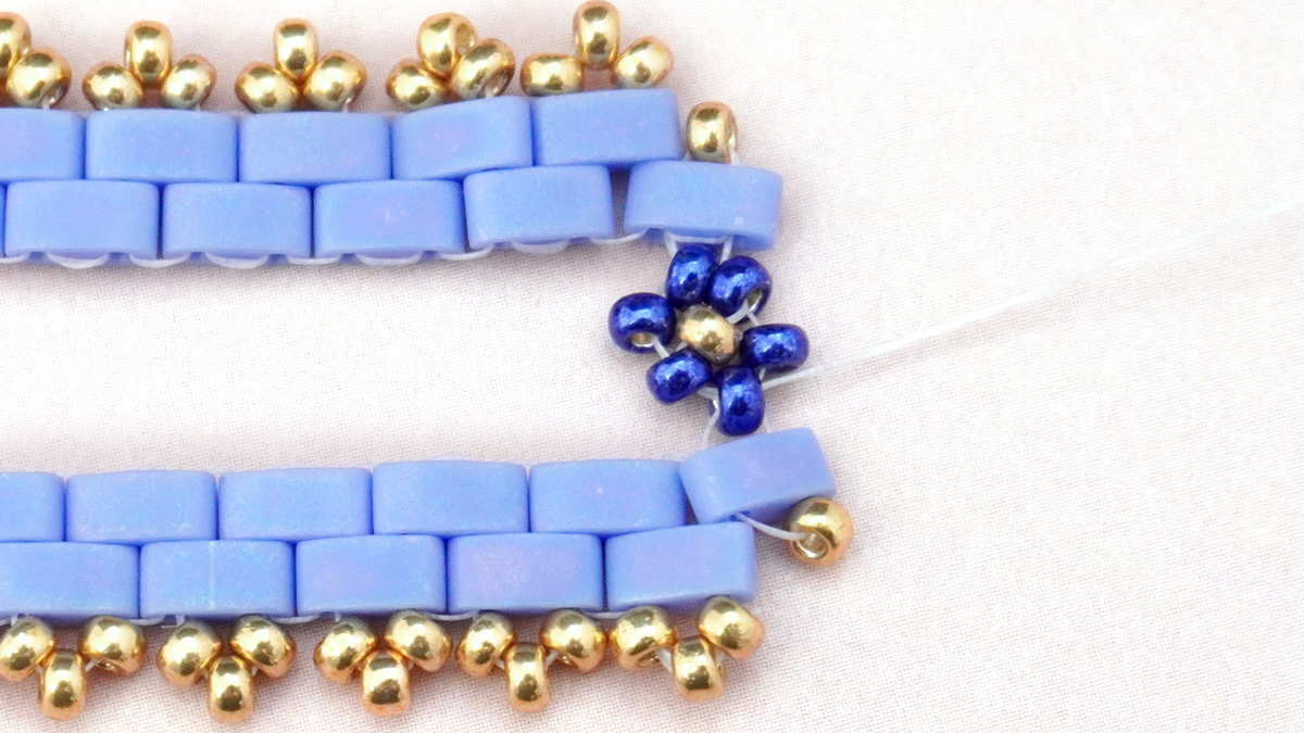 Tilas weaving bracelet with small flowers Miyuki : Step 19