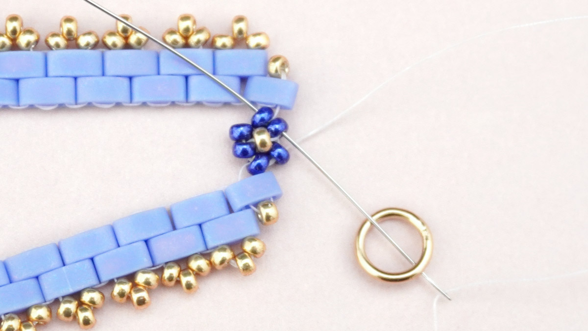 Tilas weaving bracelet with small flowers Miyuki : Step 20