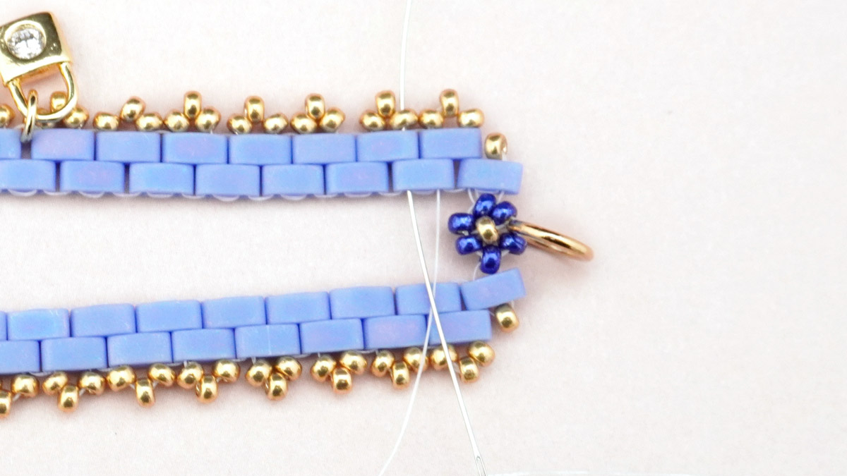 Tilas weaving bracelet with small flowers Miyuki : Step 21