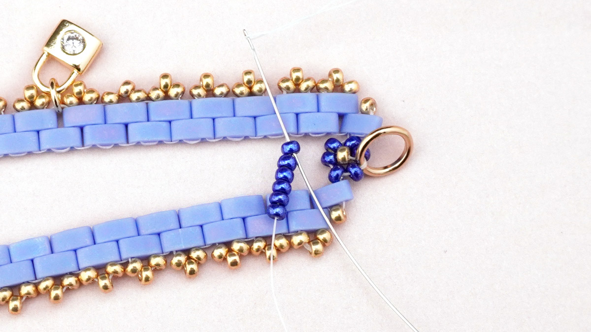 Tilas weaving bracelet with small flowers Miyuki : Step 22