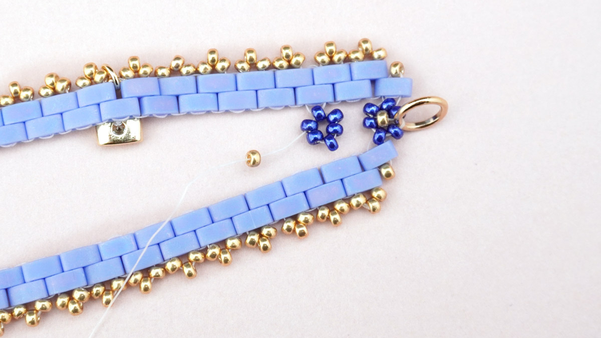 Tilas weaving bracelet with small flowers Miyuki : Step 24