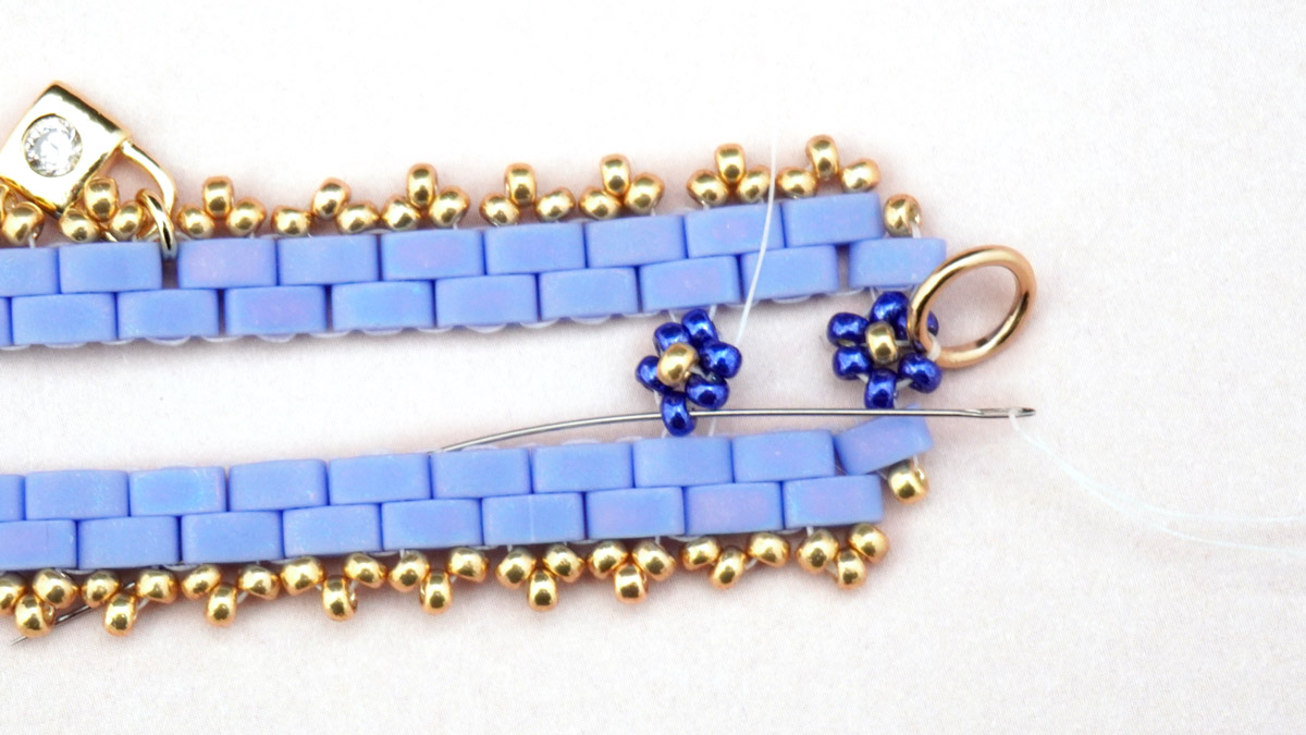 Tilas weaving bracelet with small flowers Miyuki : Step 27