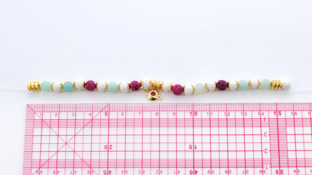 Tuto Elastic bracelet with fuchsia lava stone beads : Step 1