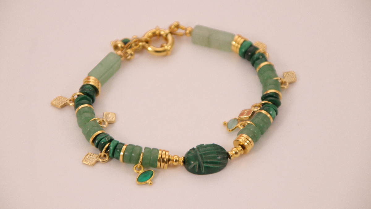 Malachite and heishi Aventurine scarab bracelet : Step 4