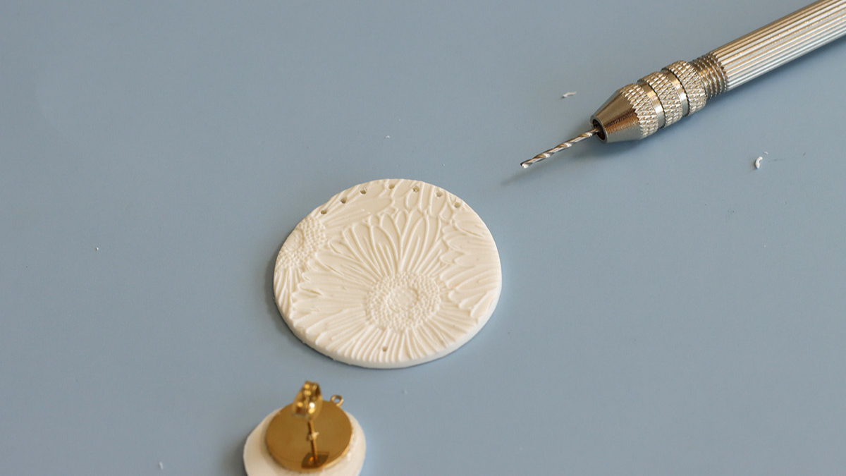 Polymer clay earrings with Moïko texture plate : Step 6 Polymer clay earrings with Moïko texture plate : Step 6