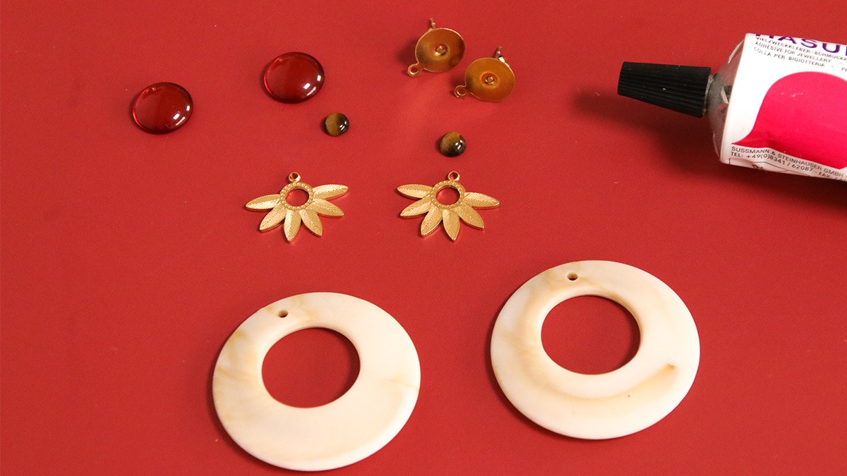 Resin and gemstone cabochon earrings : Step 1